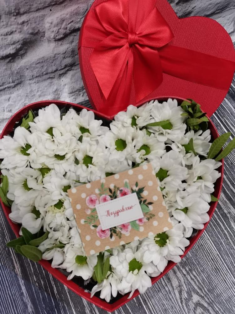 Цветочная композиция из Хризантемы в виде сердца в Уляпе