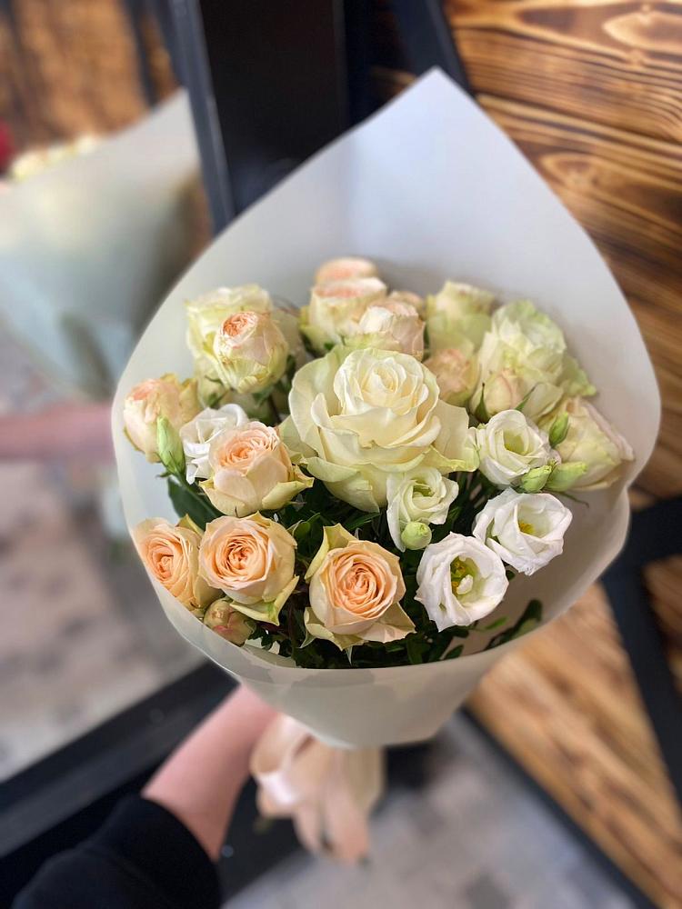 Букет цветов из: Розы и Лизиантусы в Уляпе